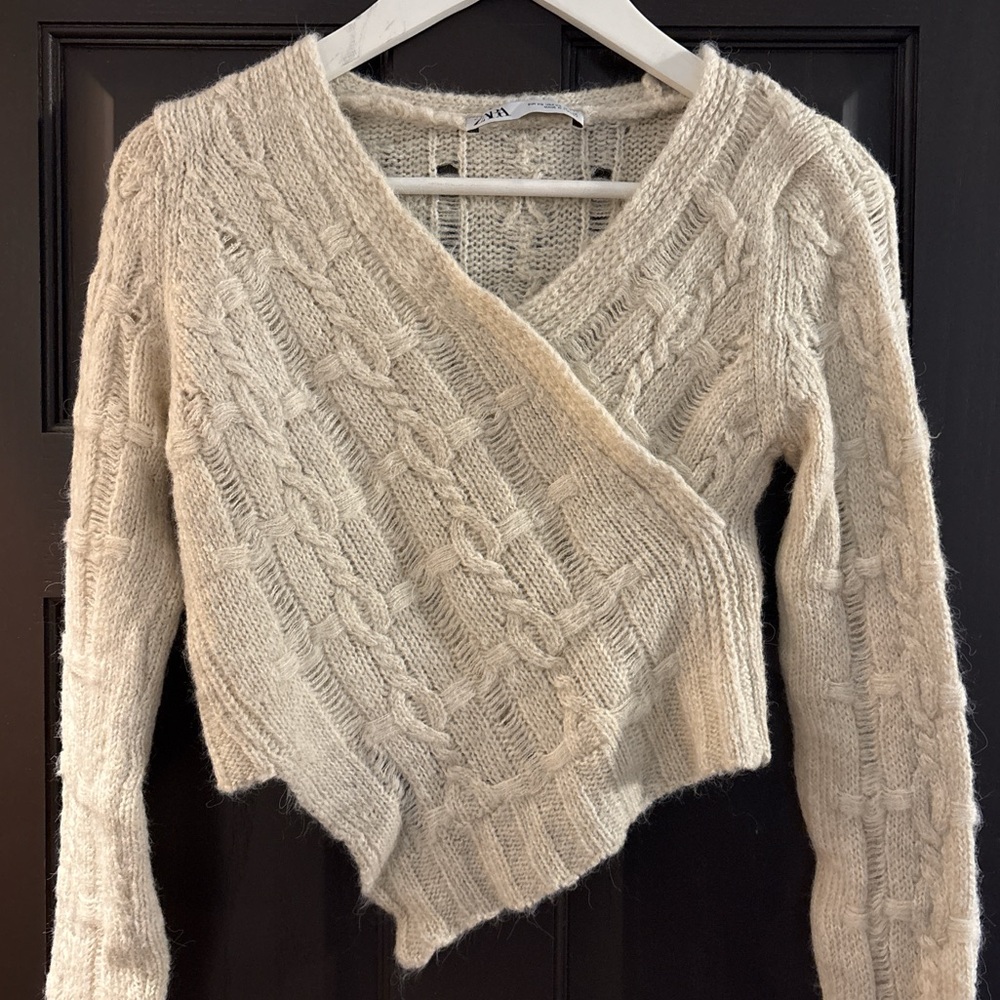 Zara cream knit v shaped/ wrapped sweated top